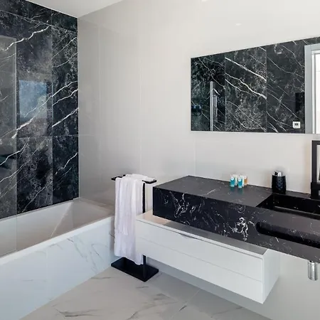 Villa Aqualanis - Modern Mega With Pool Close To Algarve *